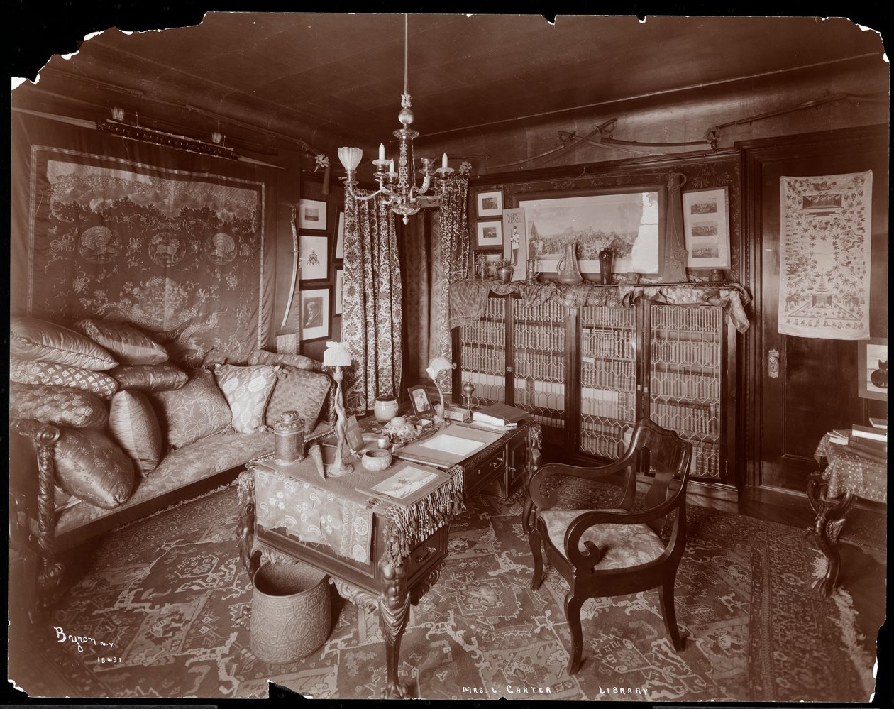 Et privat bibliotek i Mrs. Leslie Carter-boligen i New York, 1903 (sølv gelatinetryk) af Byron Company