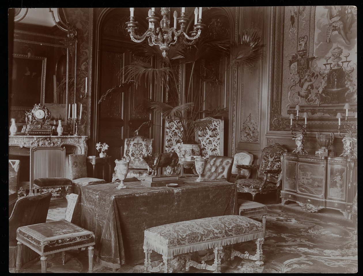 Et værelse i grevinde De Ganays bolig, Paris, ca. 1900 (sølvgelatineprint) af Byron Company