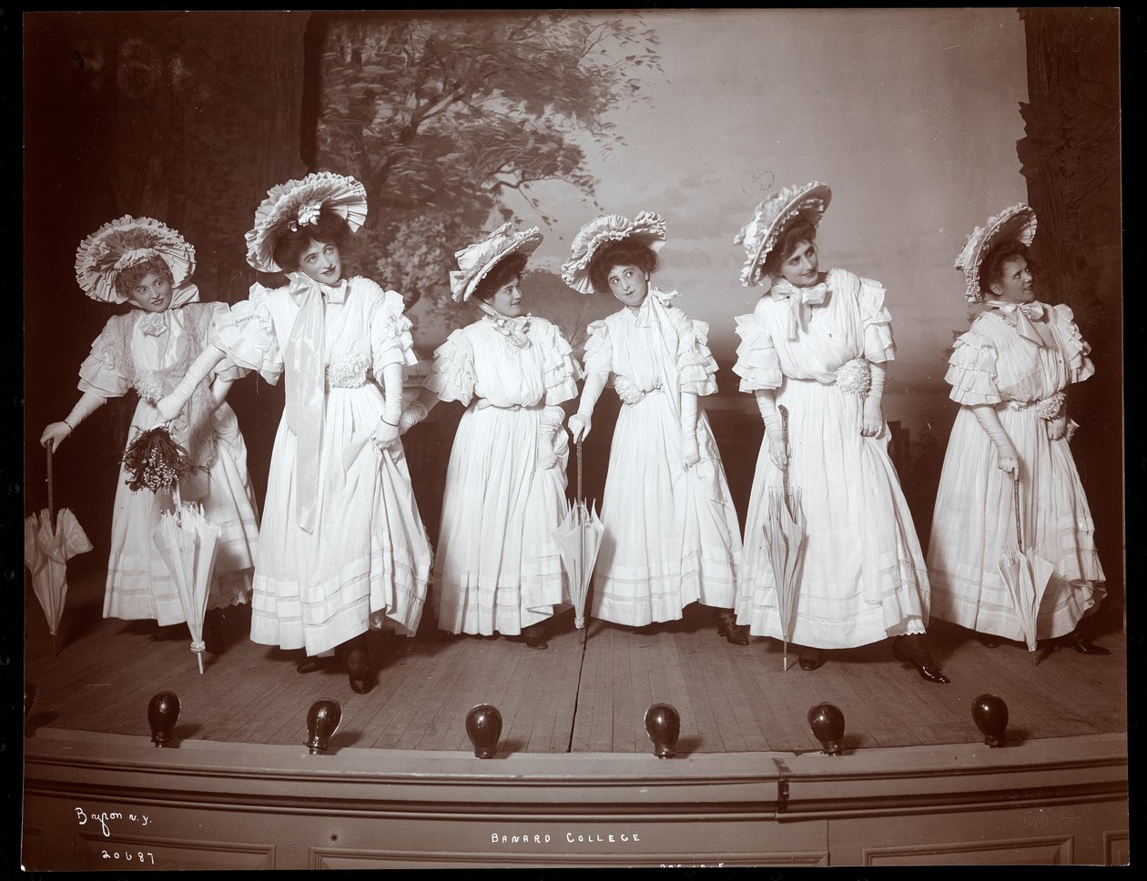 En scene fra The Junior Show, en amatørproduktion præsenteret af underklasser på Barnard College, New York ca. 1905 (sølv gelatinetryk) af Byron Company