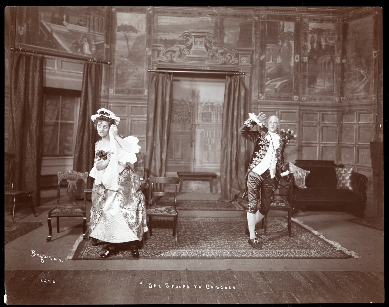 En scene fra en amatørproduktion af She Stoops to Conquer (sølv gelatinetryk) af Byron Company
