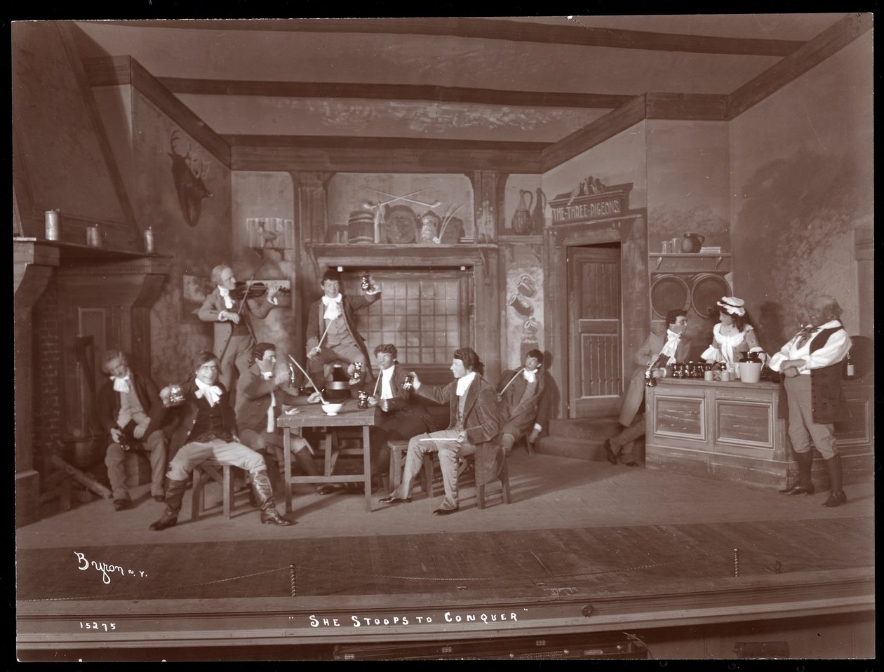 En scene fra en amatørproduktion af She Stoops to Conquer (sølv gelatinetryk) af Byron Company