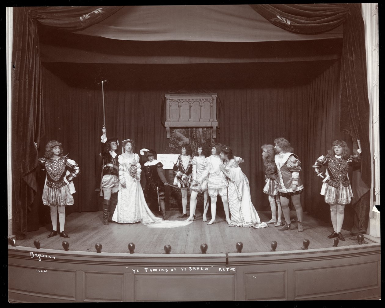 En scene fra en amatørproduktion af The Taming of the Shrew præsenteret på Barnard College, New York (sølv gelatinetryk) af Byron Company