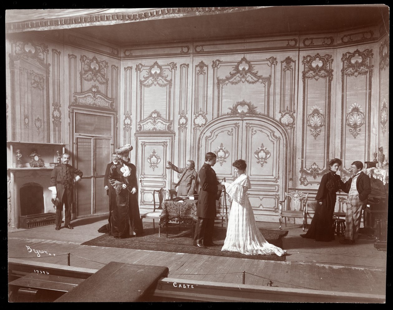 En scene fra en amatørproduktion af et teaterstykke med titlen Caste, New York (sølv gelatinetryk) af Byron Company