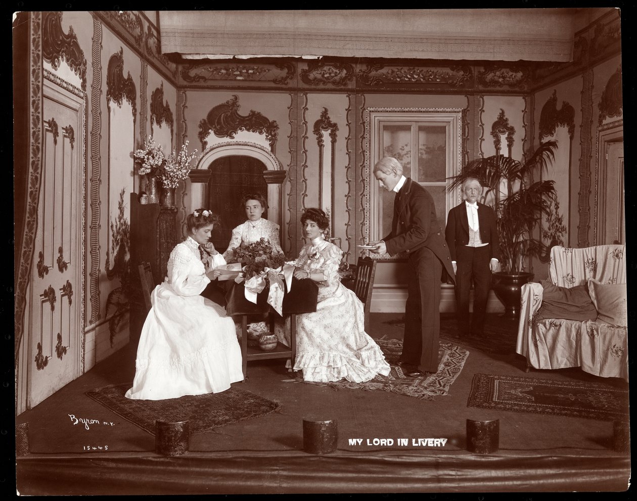 En scene fra en amatørproduktion af et teaterstykke med titlen My Lord in Livery (sølv gelatinetryk) af Byron Company