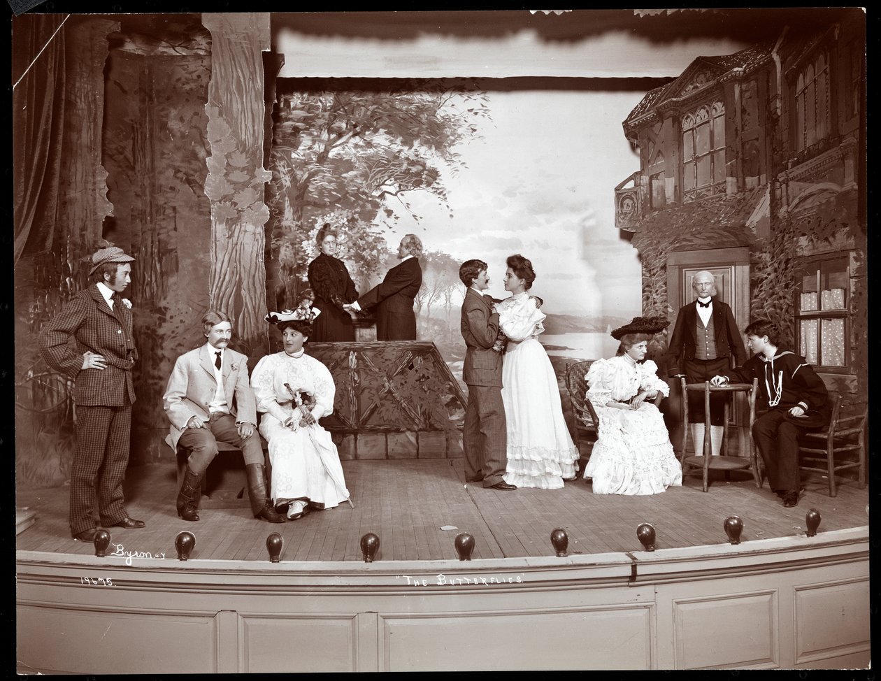 En scene fra en amatørproduktion af et teaterstykke med titlen The Butterflies præsenteret på Barnard College, New York (sølv gelatinetryk) af Byron Company