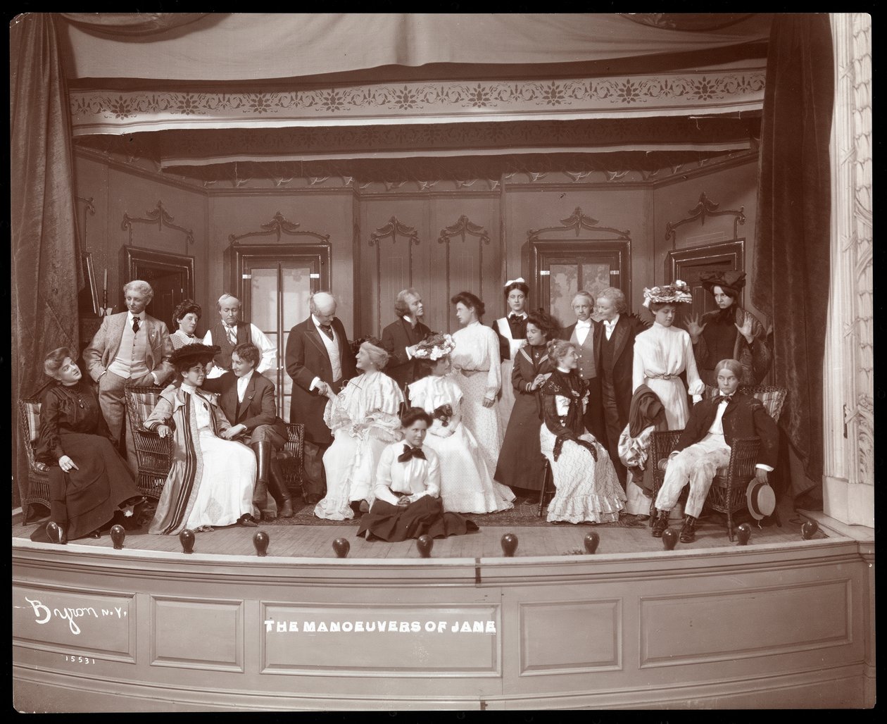 En scene fra en amatørproduktion af et teaterstykke med titlen The Manoeuvers of Jane præsenteret på Barnard College, New York (sølv gelatinetryk) af Byron Company