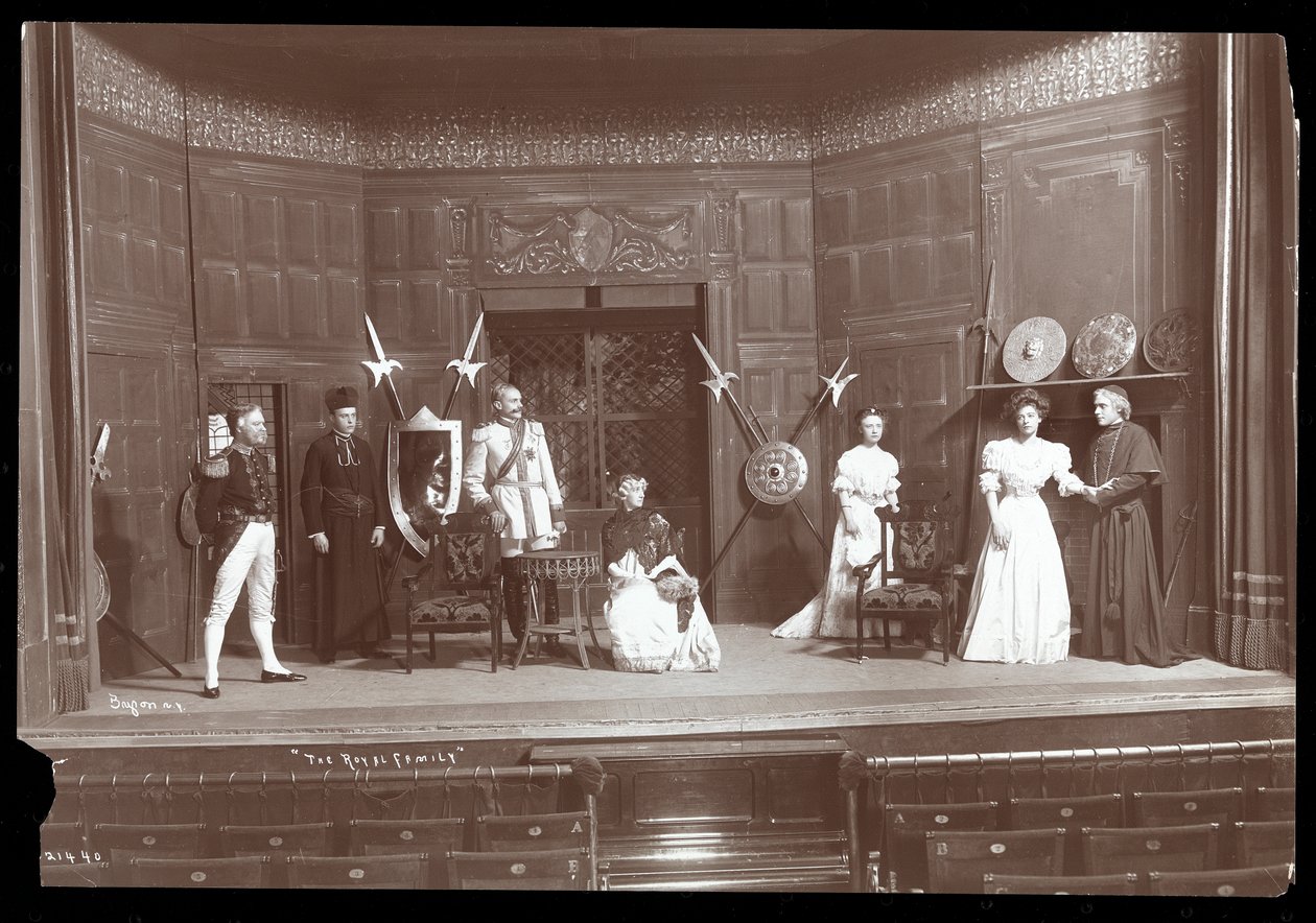 En scene fra en amatørproduktion af et teaterstykke med titlen The Royal Family (sølv gelatinetryk) af Byron Company