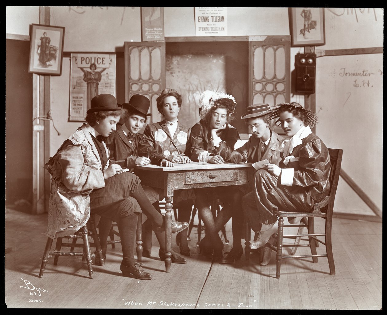 En scene fra en amatøropsætning af et stykke med titlen When Mr. Shakespeare Comes to Town, opført på Barnard College, New York (sølvgelatineprint) af Byron Company