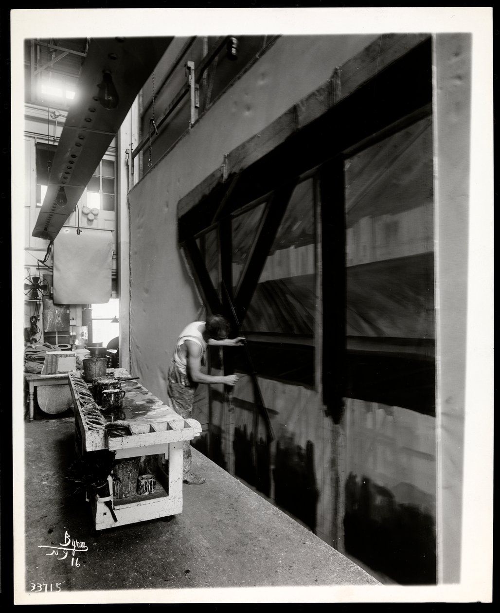 En naturskøn kunstner maler en lejlighed i en scenebutik, New York, 1915-6 (sølv gelatinetryk) af Byron Company