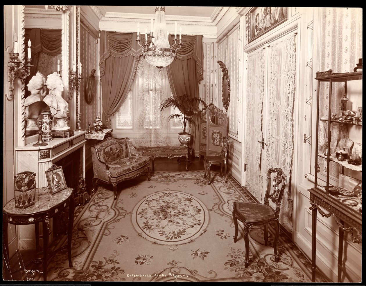Et lille værelse i Mrs. Leslie Carter-boligen i New York, 1904 (sølv gelatinetryk) af Byron Company