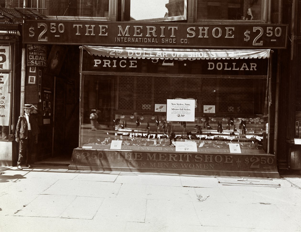 En butiksfacade af International Shoe Co., New York, 1905 (sølv gelatinetryk) af Byron Company
