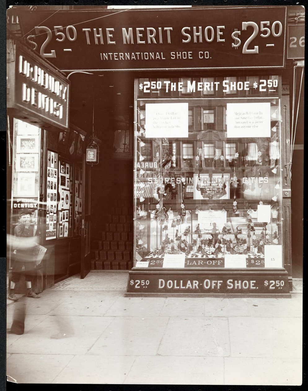 En butiksfacade af International Shoe Co. i New York, 1905 (sølvgelatineprint) af Byron Company