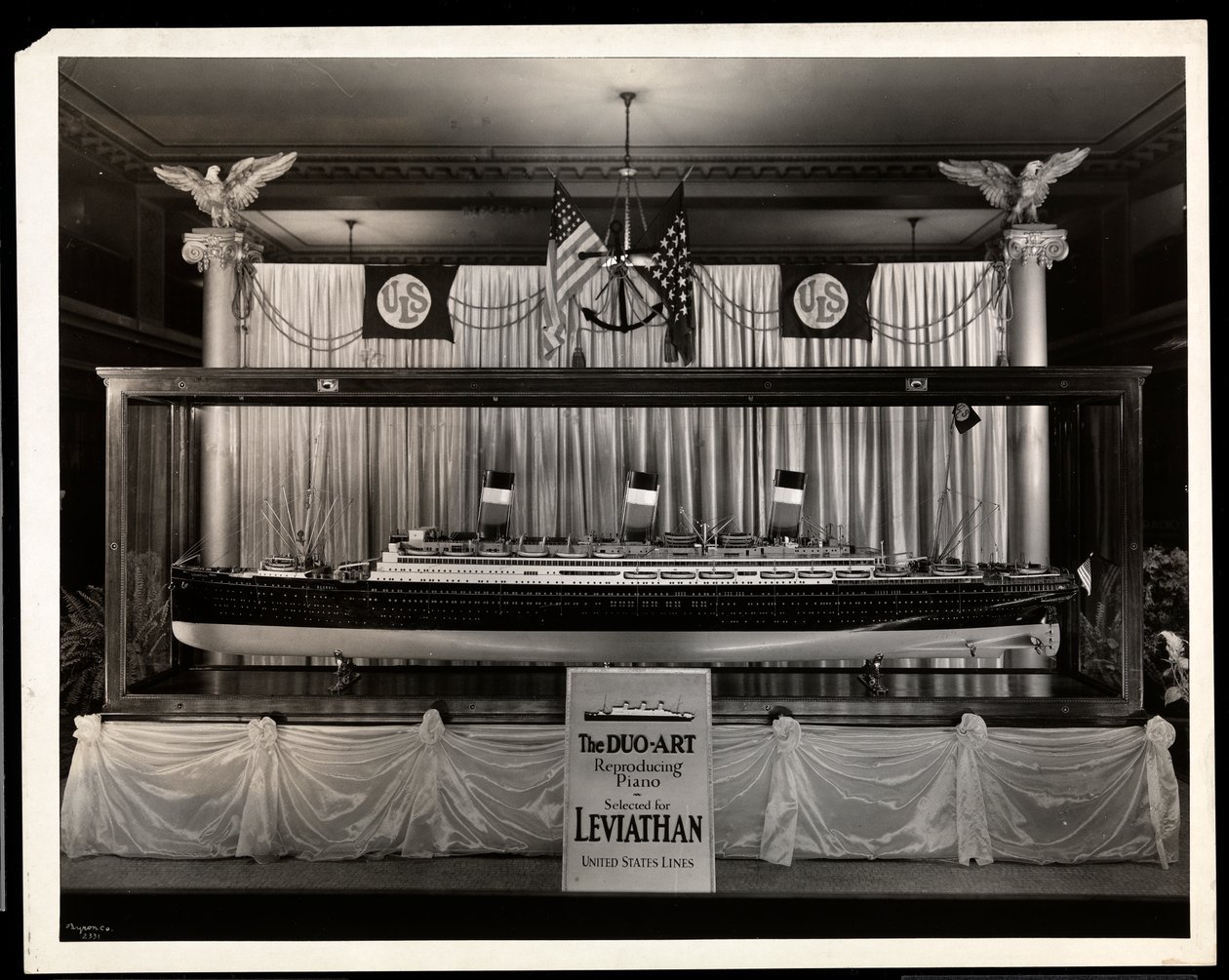 En vinduesudstilling på Aeolian Company, 29 West 42nd Street, New York (sølv gelatinetryk) af Byron Company
