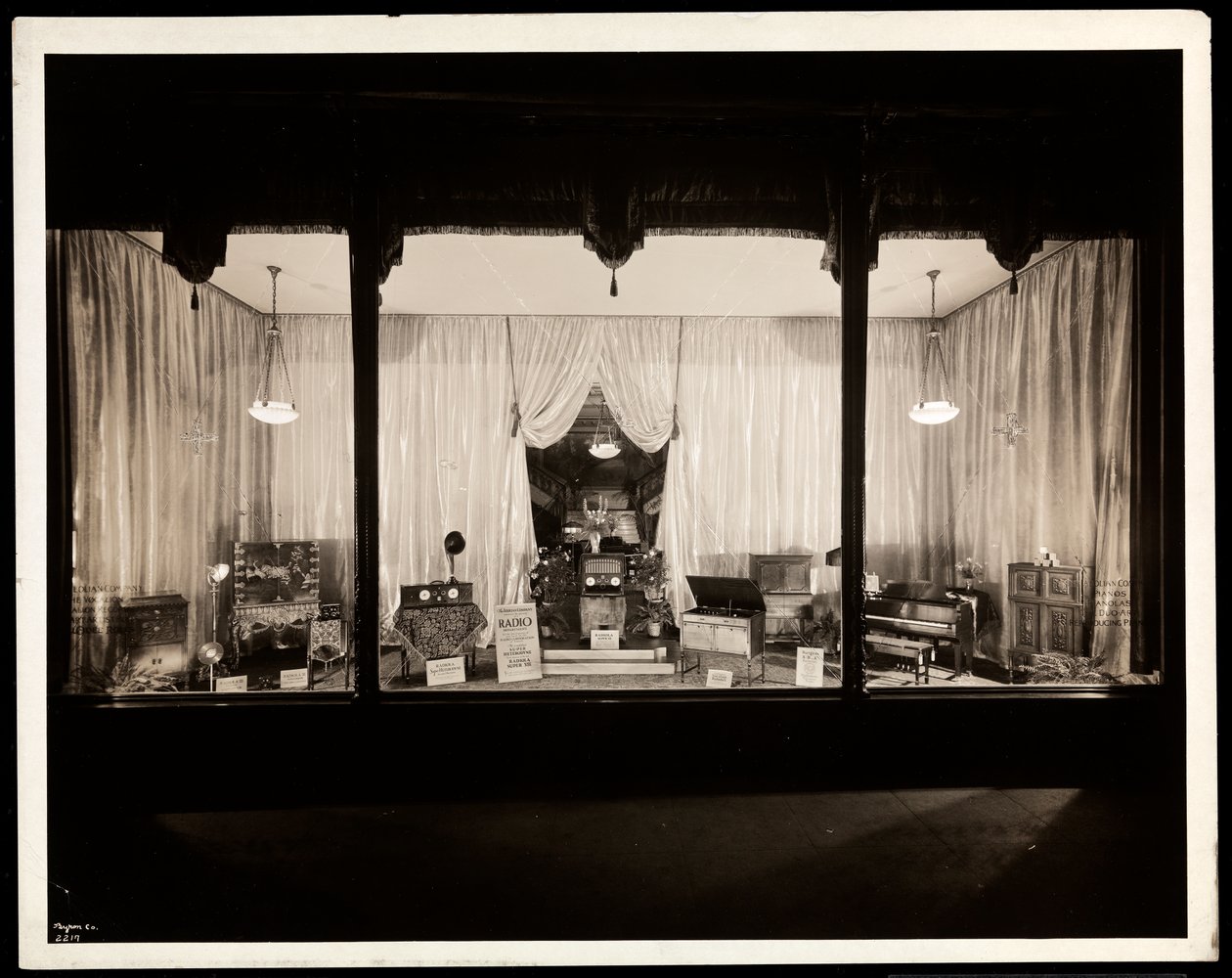 En vinduesudstilling hos Aeolian Company, 29 West 42nd Street, New York, 1924 (sølv gelatinetryk) af Byron Company