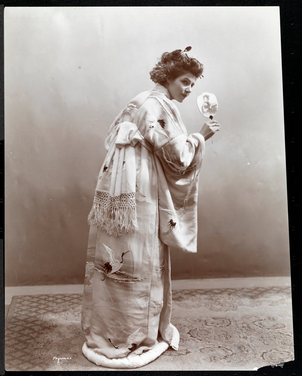 En kvinde modellerer en japansk kimono, New York, 1904 (sølv gelatinetryk) af Byron Company