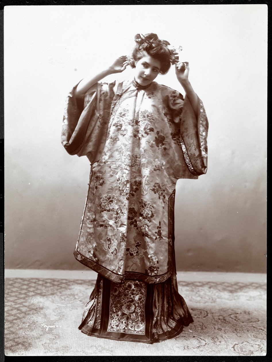 En kvinde modellerer en japansk kimono, New York, 1904 (sølv gelatinetryk) af Byron Company