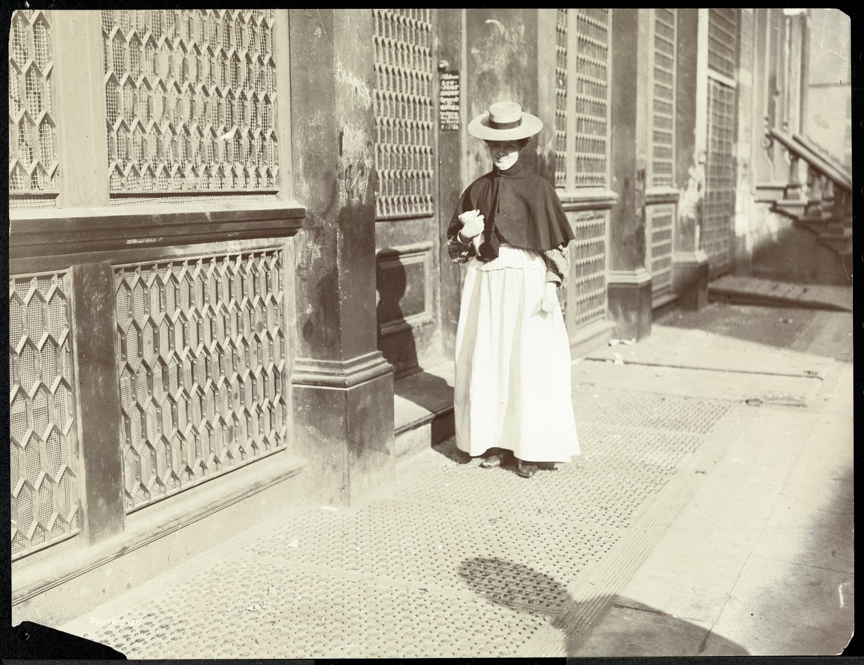 En kvinde, der går ned ad et fortov, New York, 1896-98 (sølv gelatinetryk) af Byron Company