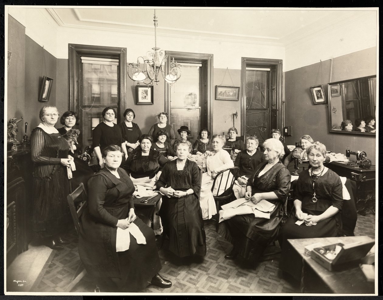 En sycirkel for kvinder på 157 East 94th Street, Upper East Side, New York, 1920 (sølv gelatinetryk) af Byron Company