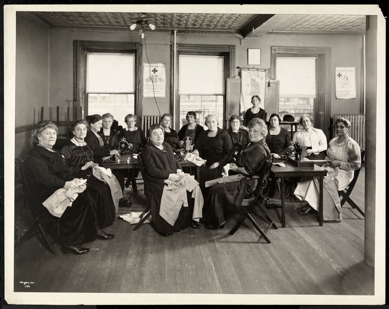 En sykreds af kvinder i Amelia Relief Society, 115 East 101st Street, East Harlem, New York, 1920 (sølvgelatineprint) af Byron Company