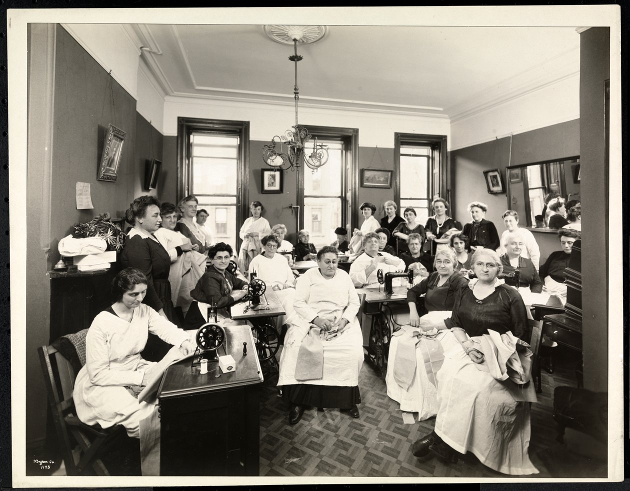 En sycirkel for kvinder på Rodeph Sholom Sisterhood, 157 East 94th Street, New York, 1920 (sølv gelatinetryk) af Byron Company