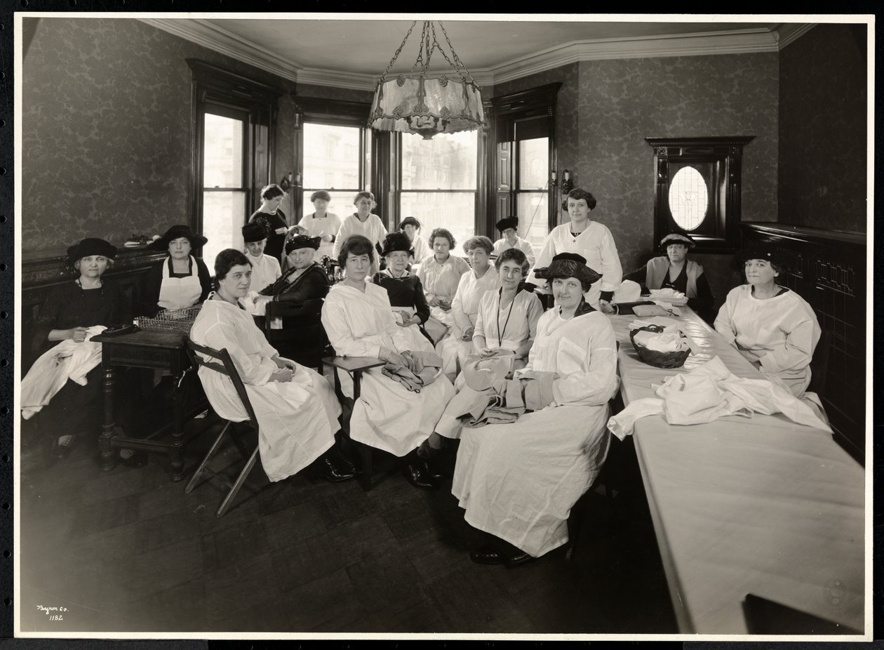 En sycirkel for kvinder i det nordøstlige hjørne af 88th Street og West End Avenue, New York, 1920 (sølv gelatinetryk) af Byron Company