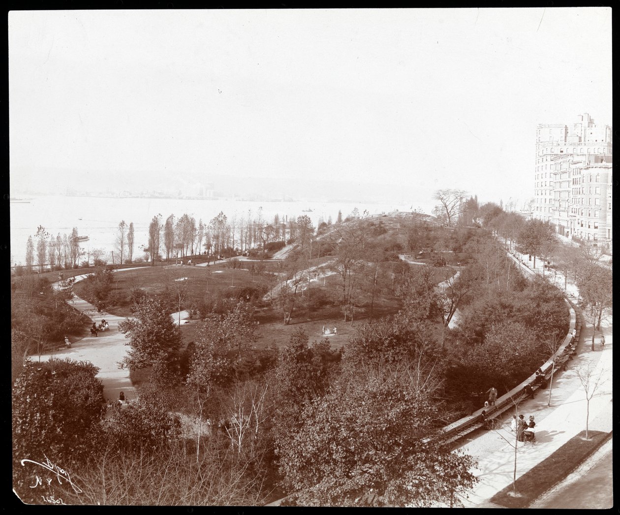 Luftfoto af Riverside Park, kigger mod nordøst, New York, ca. 1893 (sølv gelatinetryk) af Byron Company