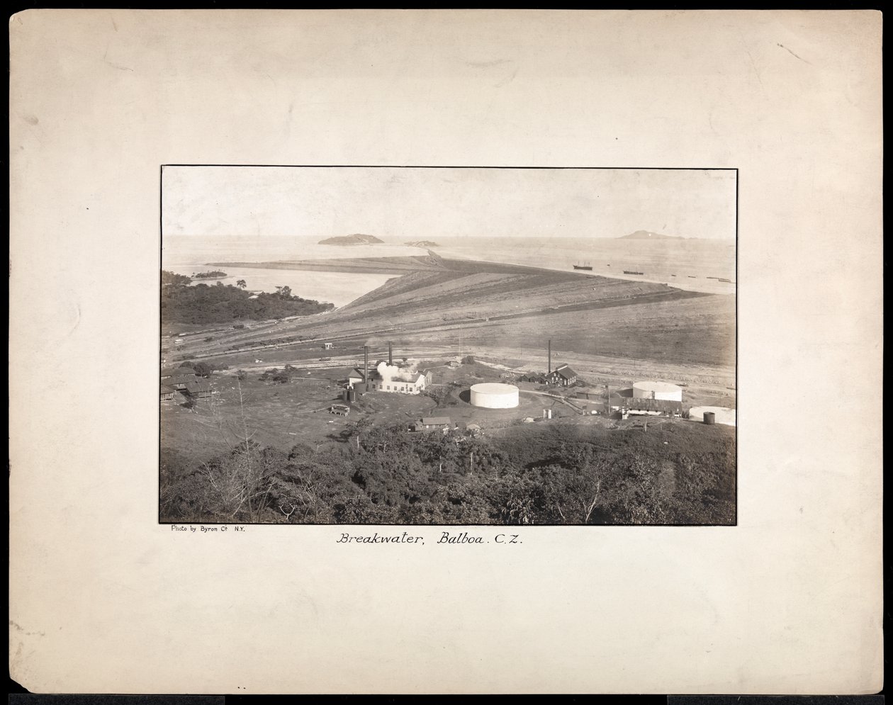 Luftfoto af en bølgebryder ved Balboa, Stillehavsindgangen til Panamakanalen, 1912 eller 1913 (sølv gelatinetryk) af Byron Company