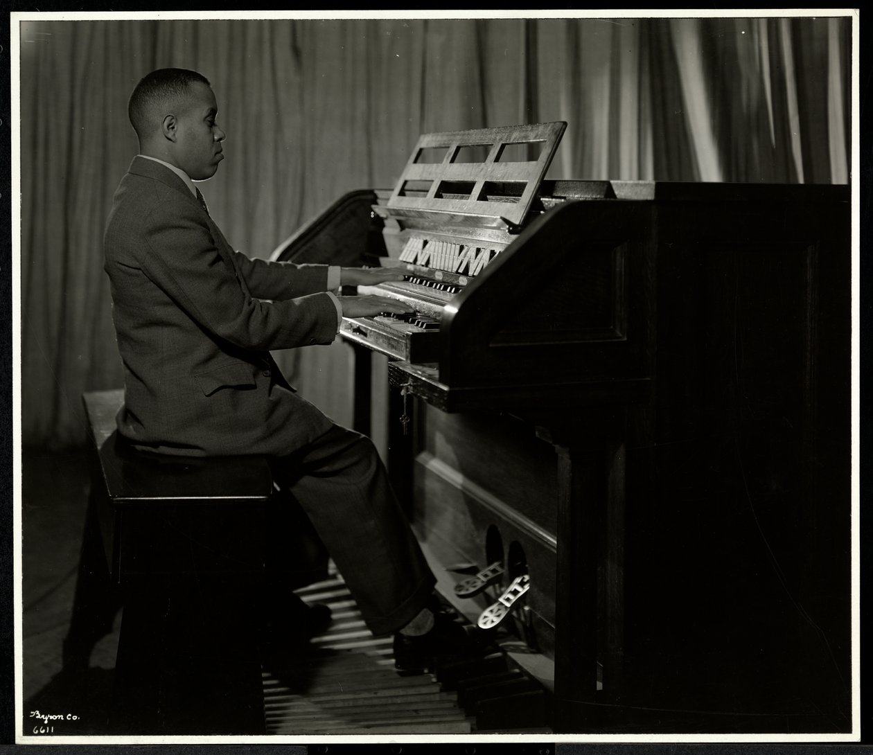 Afroamerikansk mand, der spiller orgel i New York Association for the Blind, 111 East 59th Street, New York, 1934 (sølv gelatinetryk) af Byron Company