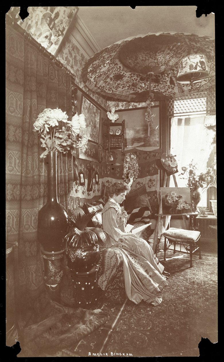 Amelia Bingham siddende i sin lejlighed og læste, ca. 1905 (sølv gelatinetryk) af Byron Company