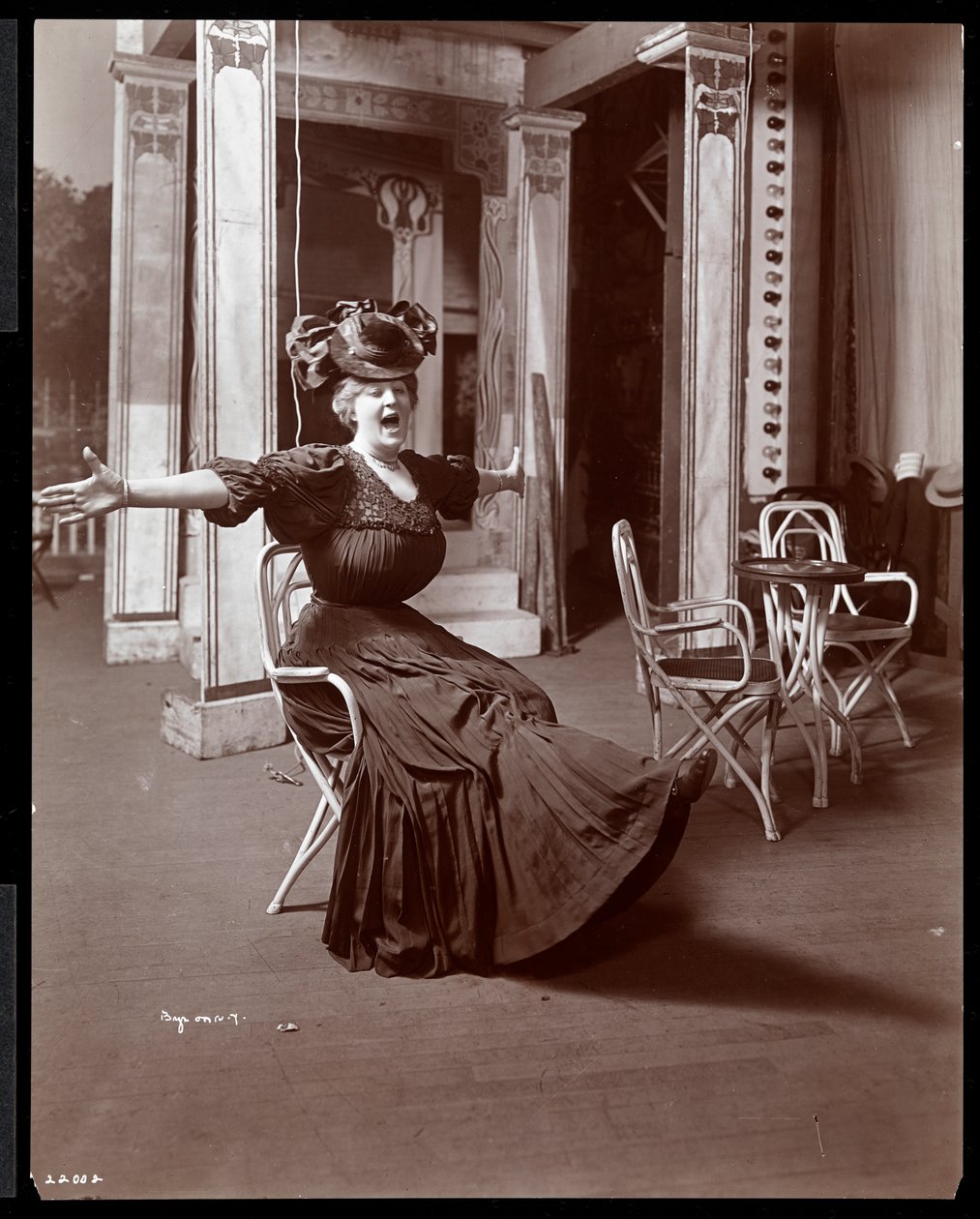 Amelia Summerville i kostume som "Burlesquing Girl of the Golden West", 1906 (sølvgelatineprint) af Byron Company