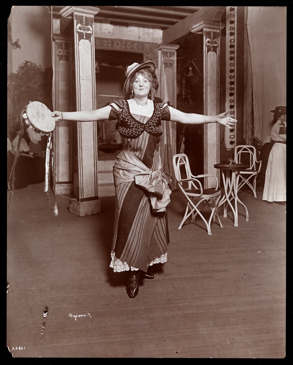 Amelia Summerville i kostume som "Burlesquing Girl of the Golden West", 1906 (sølvgelatineprint) af Byron Company