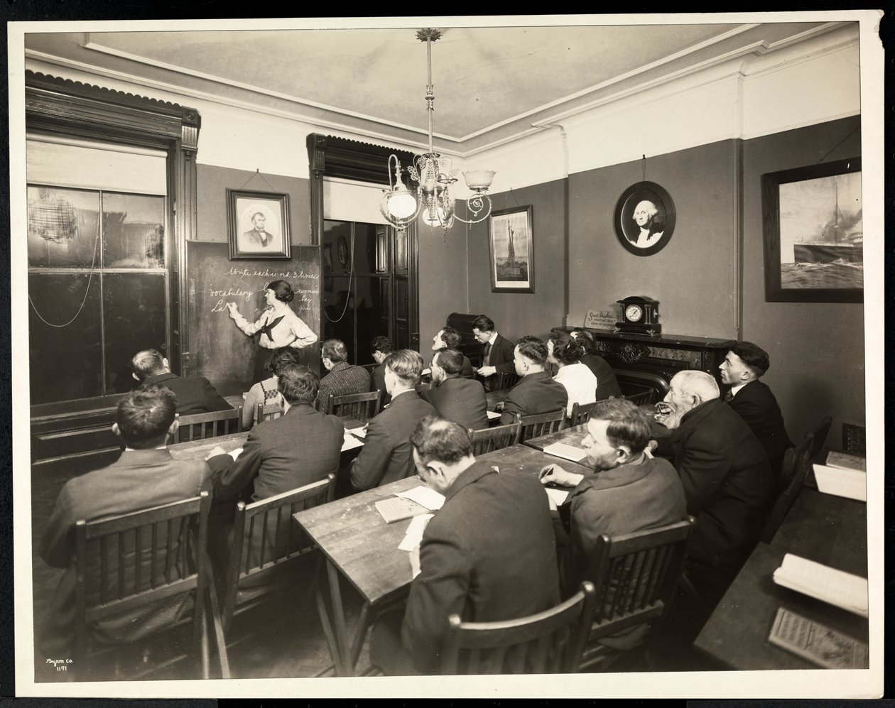 Amerikanisering klasse på Rodeph Sholom Sisterhood, 157 East 94th Street, New York, 1920 (sølv gelatine print) af Byron Company
