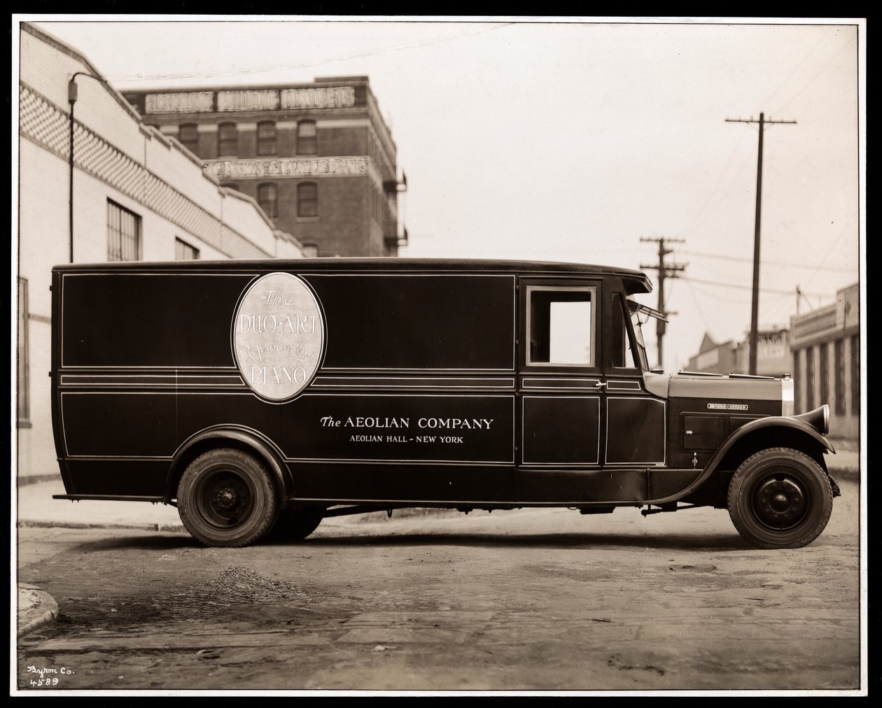 En Aeolian Company Pierce Arrow varevogn på 711 East 139th Street, Harlem, New York, 1926 (sølv gelatinetryk) af Byron Company