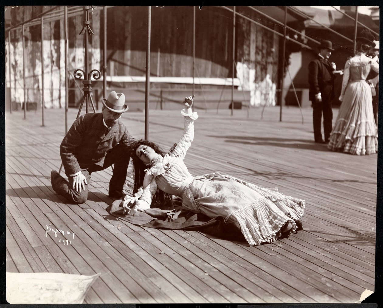 En skuespillerinde i kostume, der øver på taget af det, der sandsynligvis er New York Theatre, New York, 1900 (sølv gelatinetryk) af Byron Company