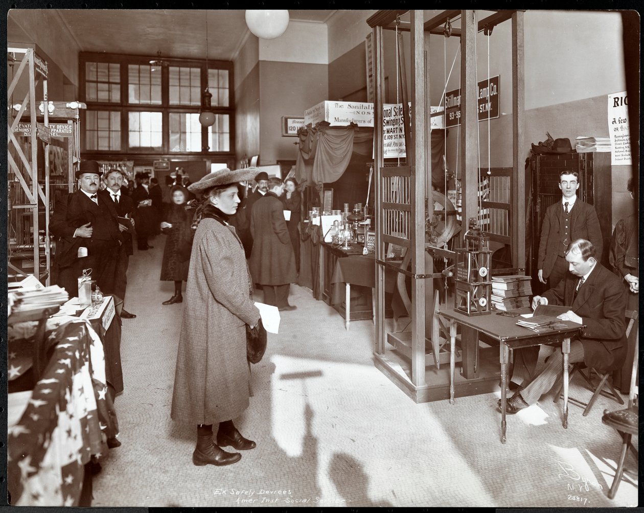 En udstilling af sikkerhedsanordninger på American Institute of Social Service, New York, 1906-07 (sølv gelatinetryk) af Byron Company