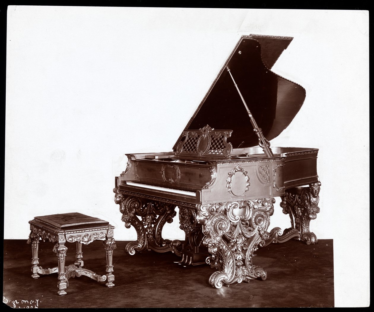 Et udsmykket klaver og bænk af Webber Piano Co., New York, 1906 (sølv gelatinetryk) af Byron Company