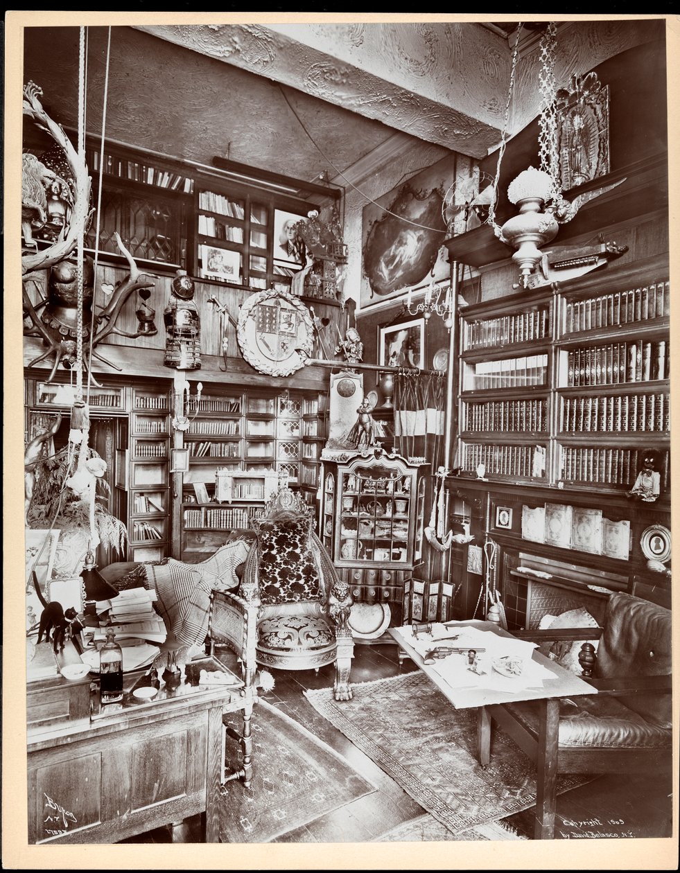 Et udsmykket arbejdsværelse i David Belascos residens, 1909 (sølv gelatinetryk) af Byron Company
