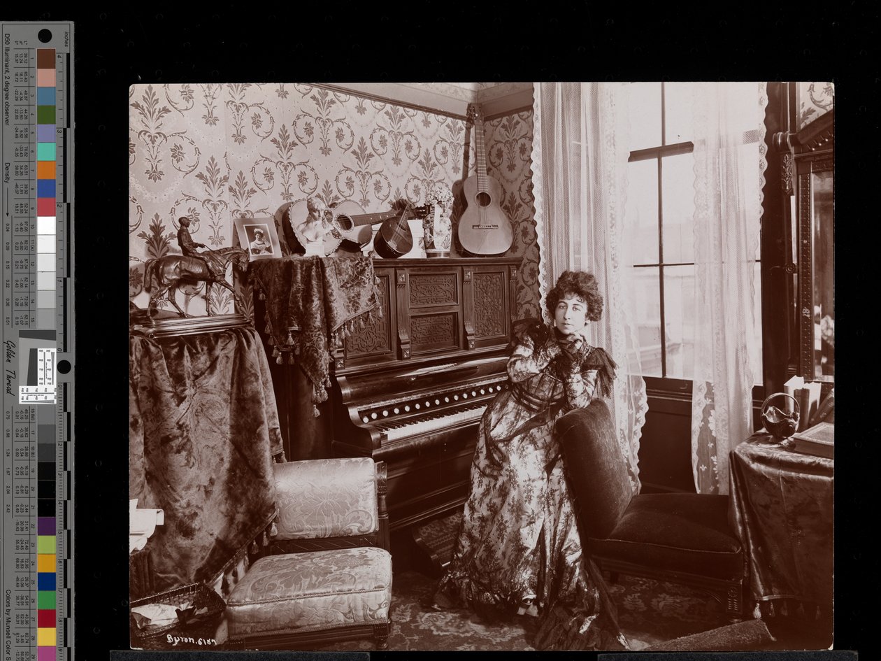 Anita Chartres sidder ved et klaverspiller, ca. 1898 (sølv gelatinetryk) af Byron Company