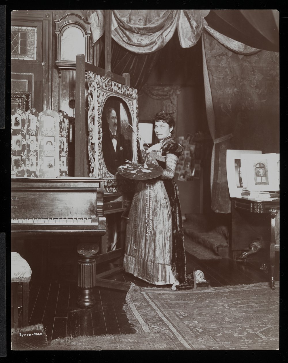 Kunstner Mary Tillinghast maler et portræt i sit atelier, New York, ca. 1897 (sølv gelatinetryk) af Byron Company