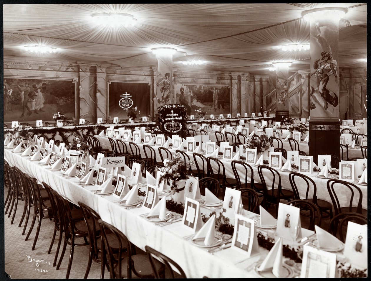 Selskabssal med bordsæt til National Biscuit Co. banketten, New York, 1904 (sølv gelatinetryk) af Byron Company