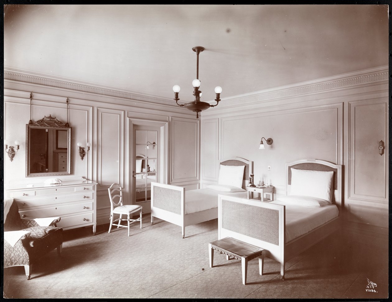 Soveværelse på Copley Plaza hotel, Boston, ca. 1912-15 (sølv gelatinetryk) af Byron Company