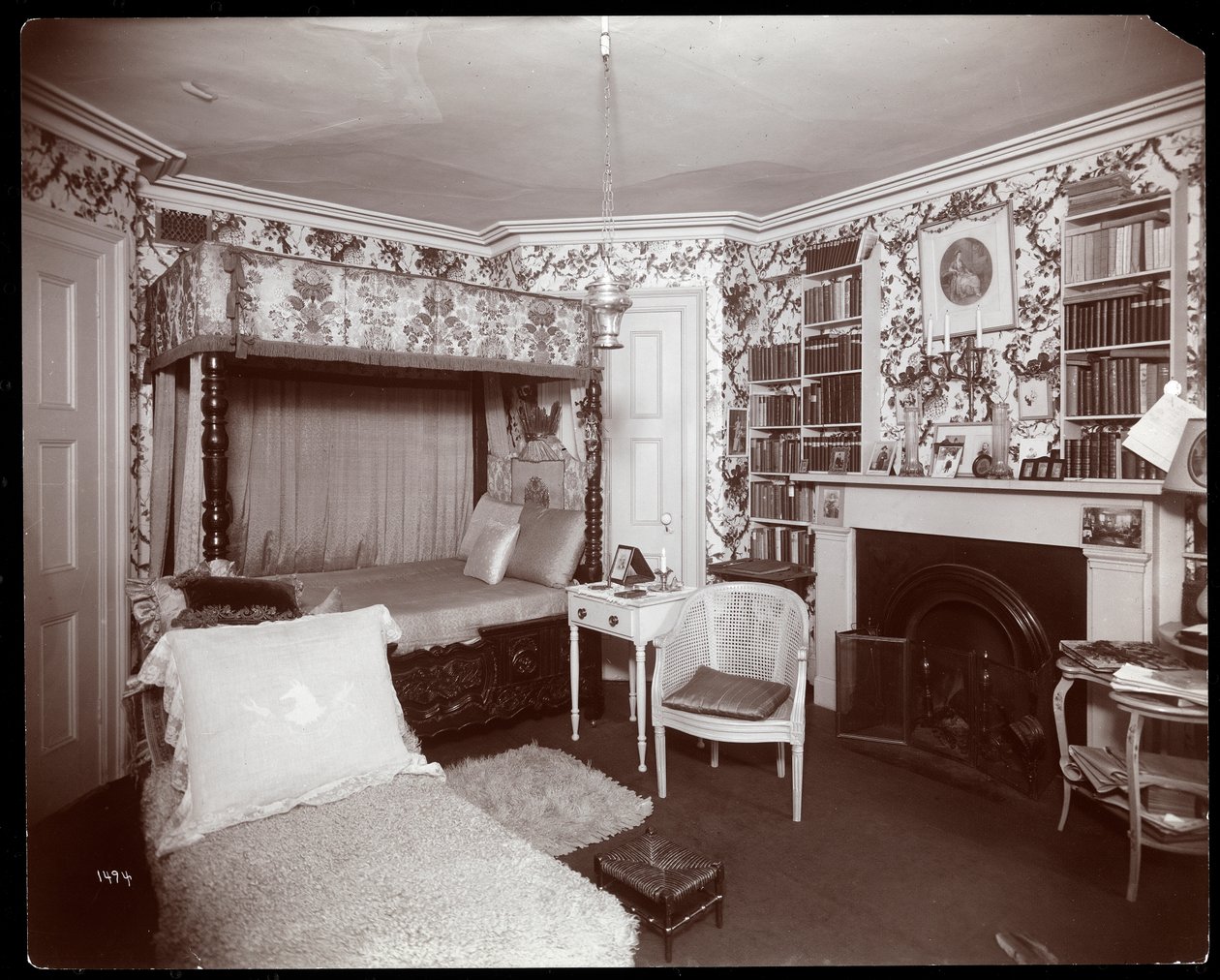Soveværelse i Elsie de Wolfes residens på 122 East 17th Street, New York, 1895 eller 1896 (sølv gelatinetryk) af Byron Company