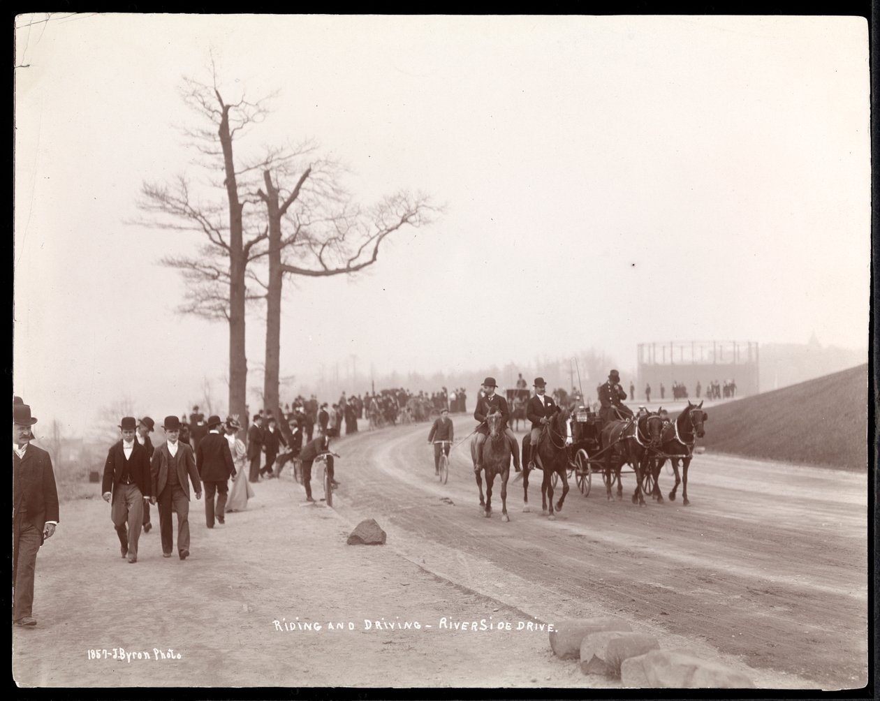 Cyklister og hestevogne i svinget på Riverside Drive, New York, 1896 (sølv gelatinetryk) af Byron Company