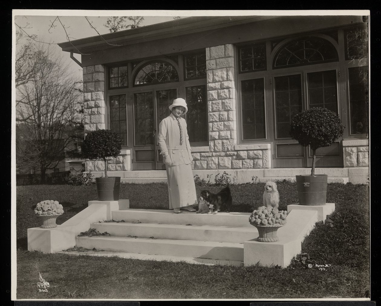 Billie Burke og tre hunde i Burkeleigh Crest, hendes hus i Hastingson, New York, ca. 1915 (sølv gelatinetryk) af Byron Company