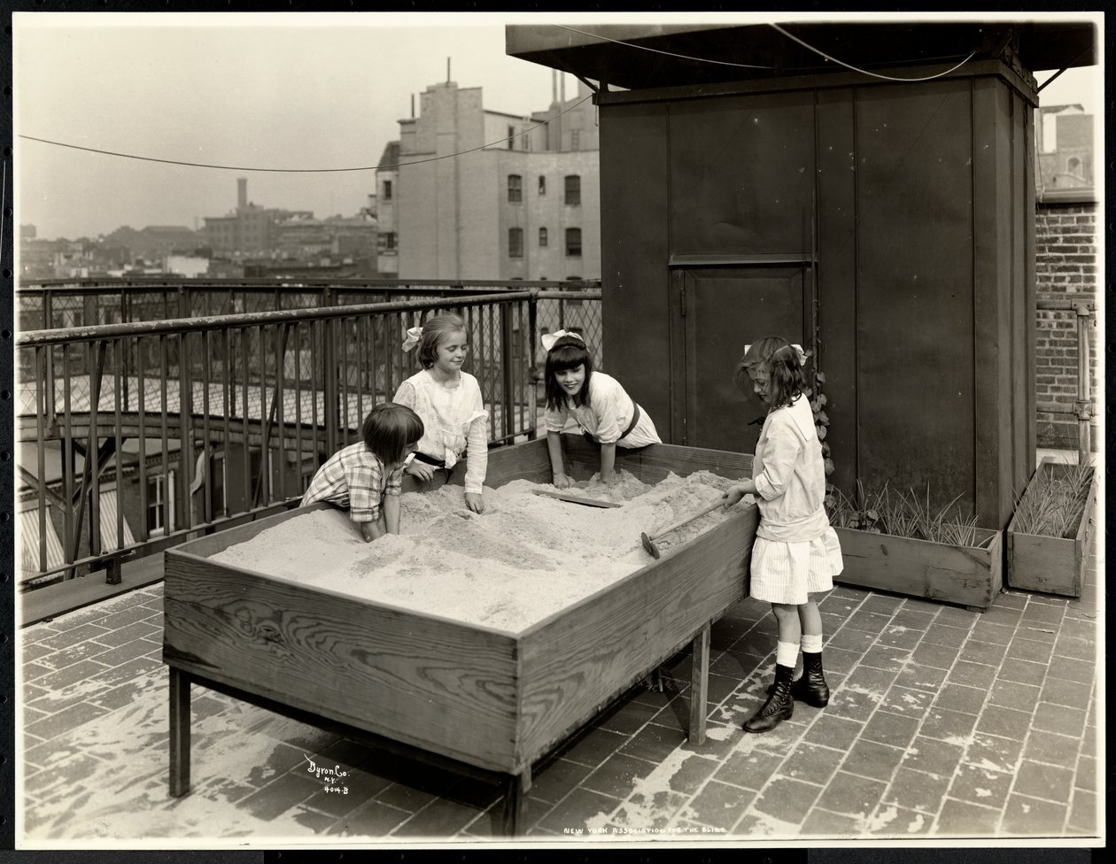 Blinde piger leger i sandkasse på taget af New York Association for the Blind, 111 East 59th Street, New York, 1926 (sølv gelatinetryk) af Byron Company