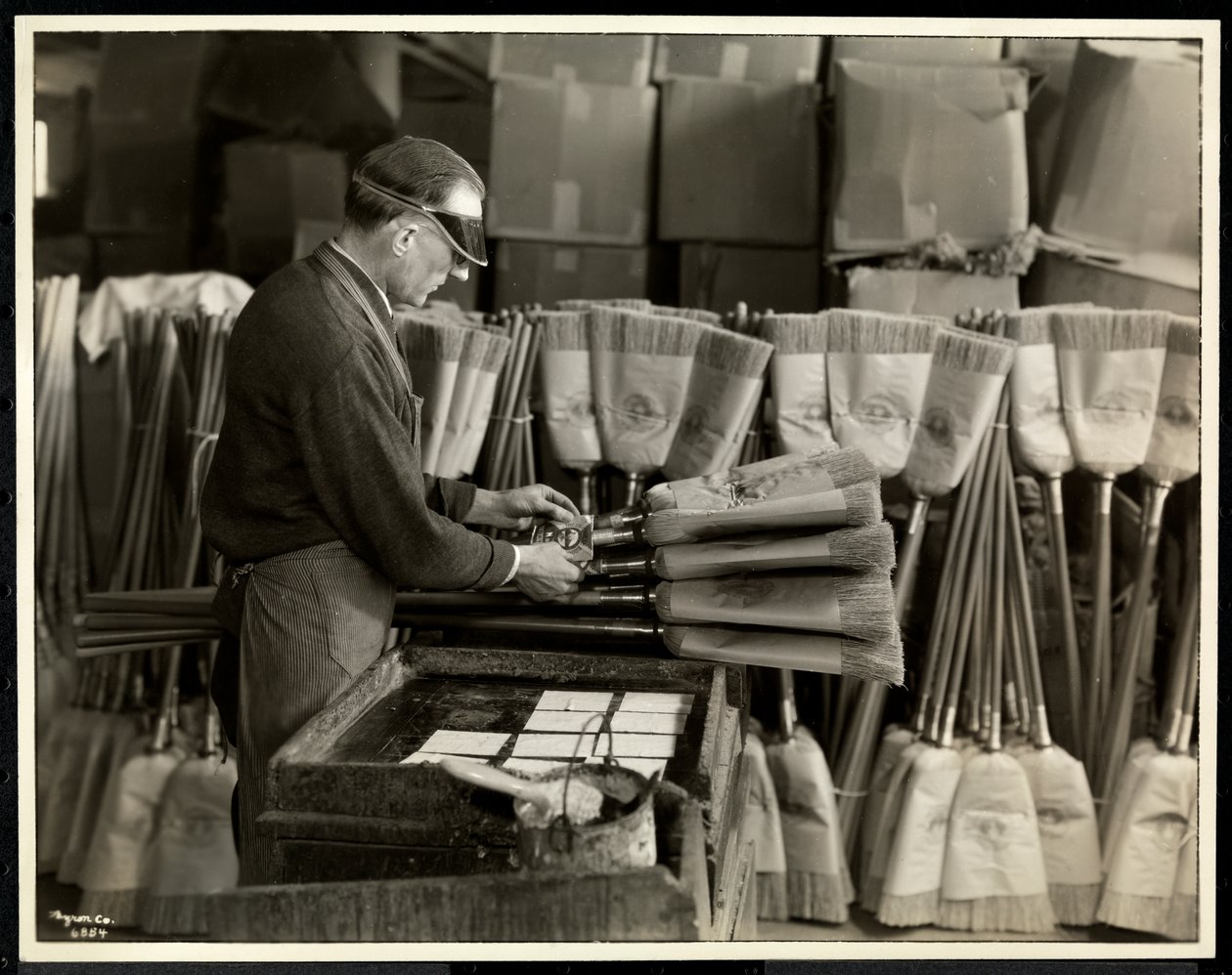 Blind mand, der mærker koste i Bourne Memorial Building, New York, 1935 (sølv gelatinetryk) af Byron Company