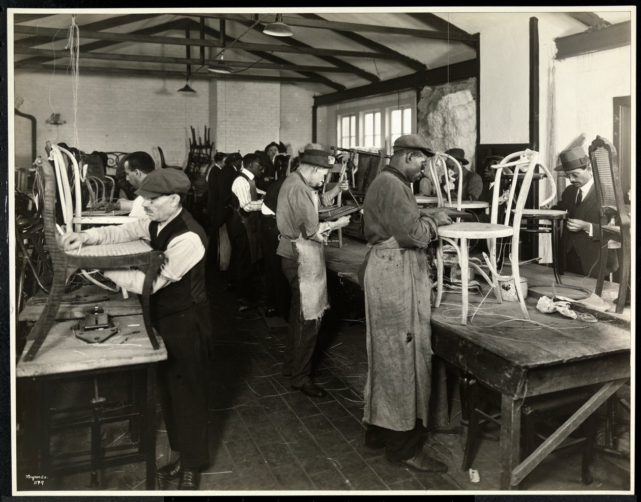 Blinde mænd, der genskaber stole ved Bourne Memorial Building, New York, 1920 (sølv gelatinetryk) af Byron Company