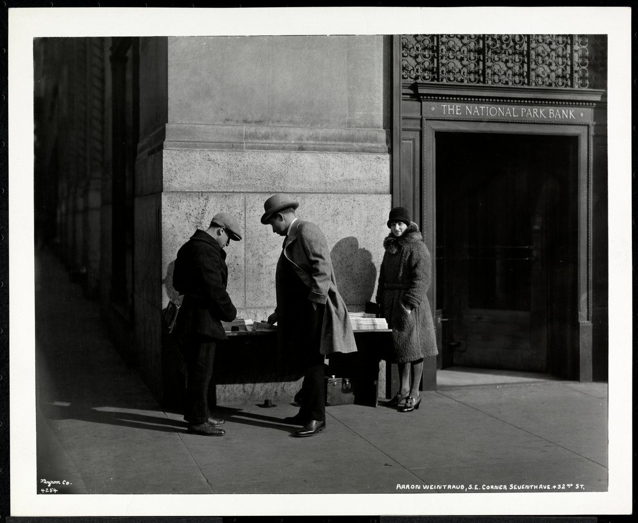 Den blinde nyhedshandler, Aaron Weintraub, ved sin stand i det sydøstlige hjørne af 7th Avenue og 32nd Street, New York, 1930 (sølv gelatinetryk) af Byron Company