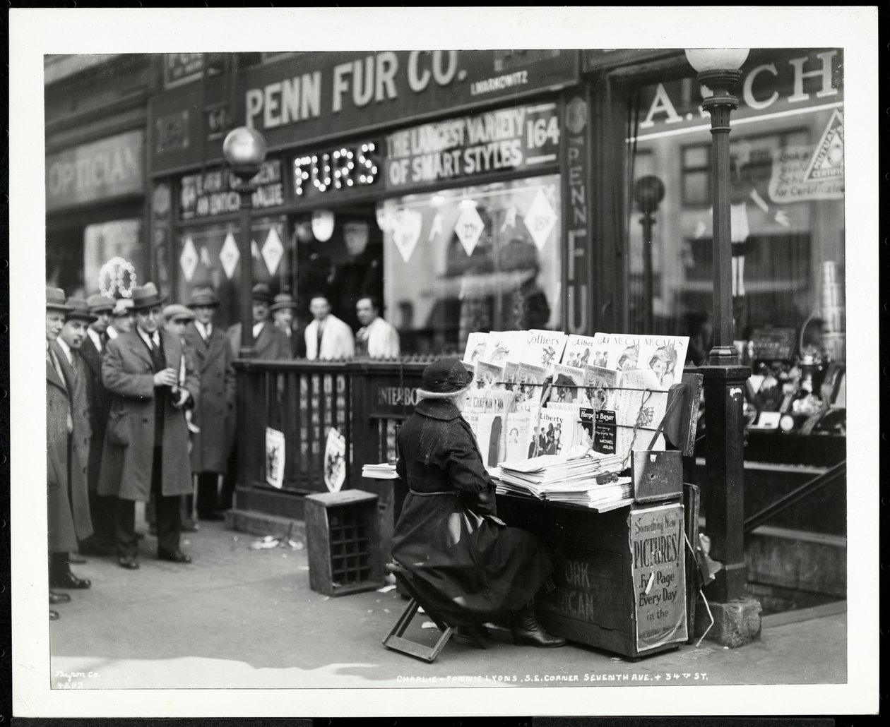 Den blinde nyhedshandler, Aaron Weintraub, ved sin stand i det sydøstlige hjørne af 7th Avenue og 32nd Street, New York, 1926 (sølv gelatinetryk) af Byron Company
