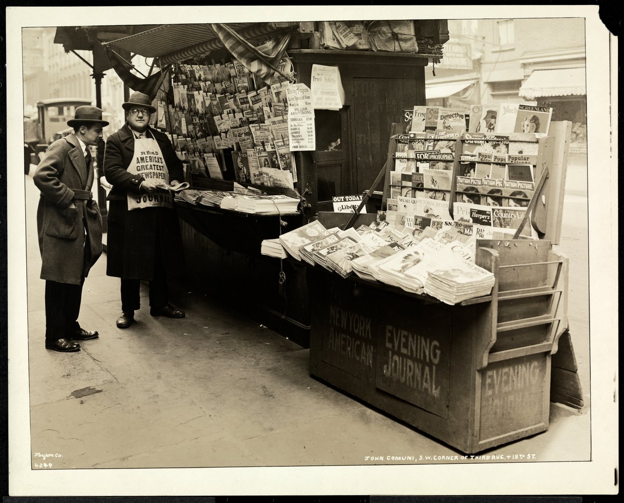 Blind nyhedsforhandler, John Comuni, ved sin stand på 3rd Avenue og 18th Street, New York, 1926 (sølv gelatinetryk) af Byron Company